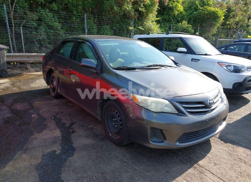 2013 Toyota Corolla LE (VIN 5YFBU4EE2DP169733) main photo