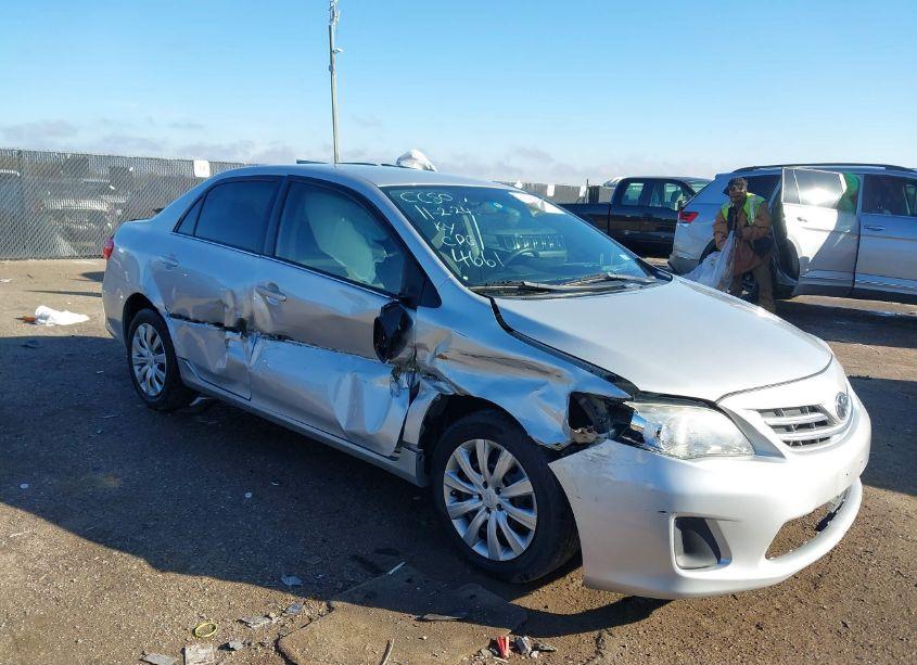 2013 Toyota Corolla LE (VIN 5YFBU4EE4DP134661) main photo