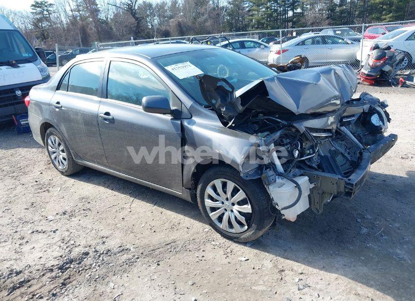 2013 Toyota Corolla LE (VIN 5YFBU4EE4DP185819) main photo