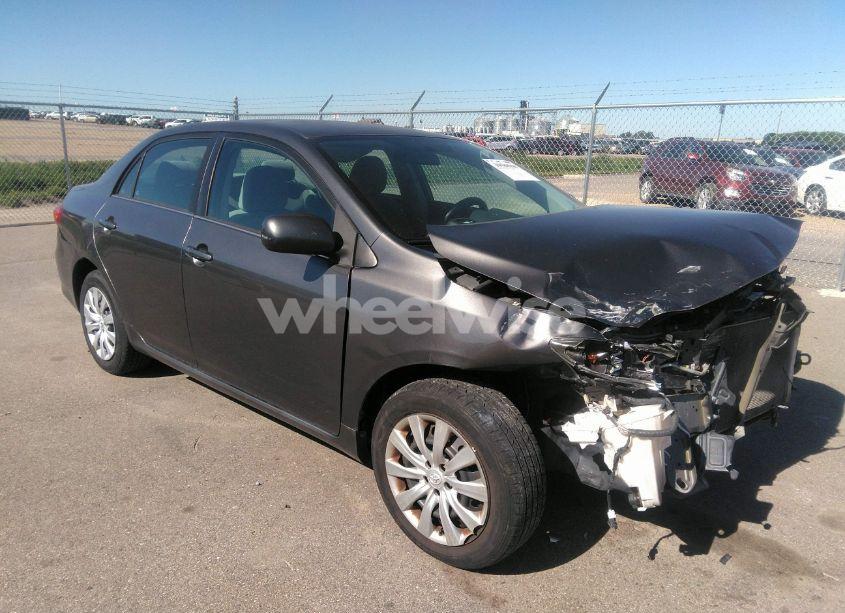 2013 Toyota Corolla LE (VIN 5YFBU4EE5DP157379) main photo