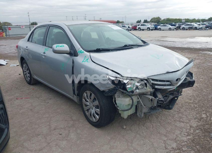 2013 Toyota Corolla LE (VIN 5YFBU4EE5DP225034) main photo