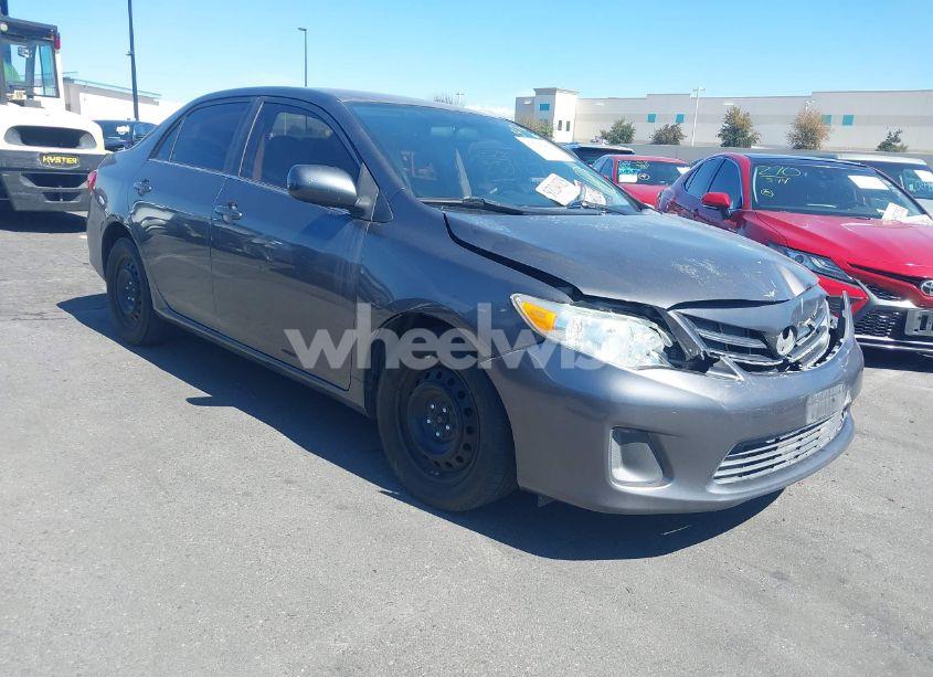 2013 Toyota Corolla LE (VIN 5YFBU4EE6DP138419) main photo