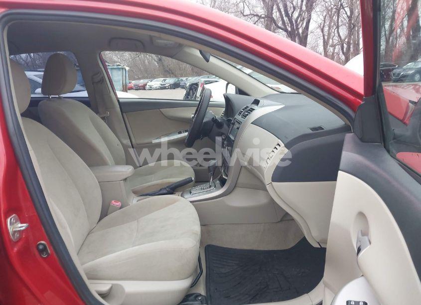 Photo 5 of 2013 Toyota Corolla LE (VIN 5YFBU4EE8DP099560)