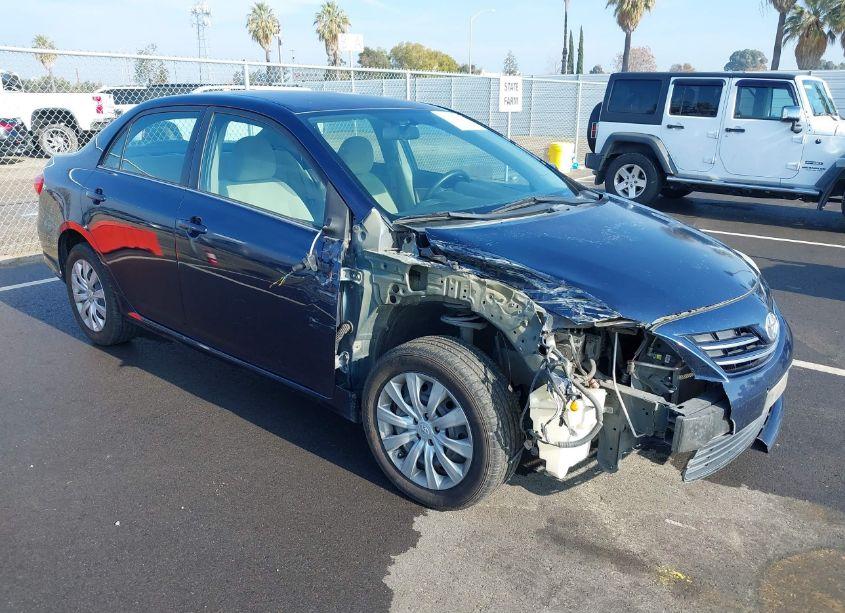 2013 Toyota Corolla LE (VIN 5YFBU4EE8DP139460) main photo