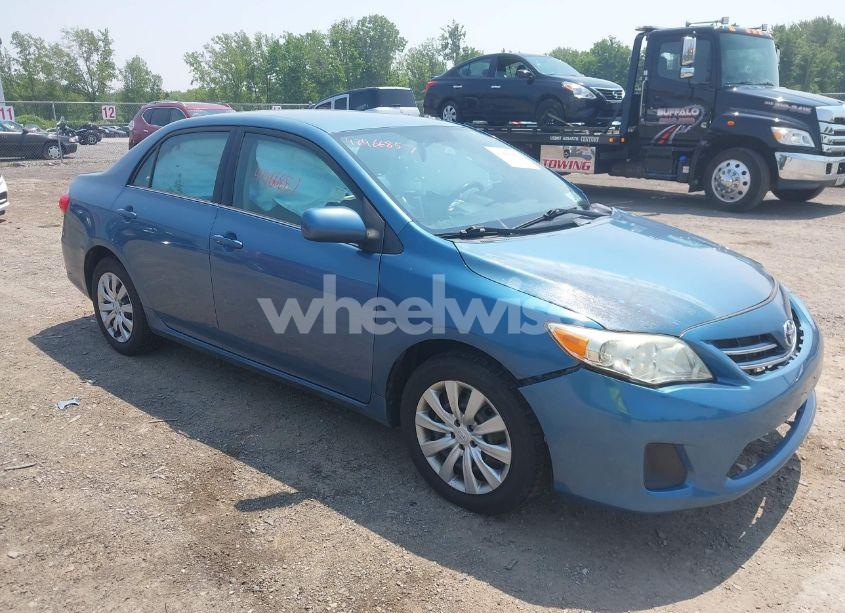 2013 Toyota Corolla LE (VIN 5YFBU4EE8DP151592) main photo