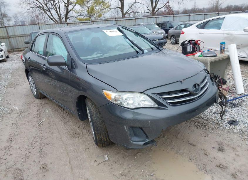 2013 Toyota Corolla LE (VIN 5YFBU4EE8DP193549) main photo