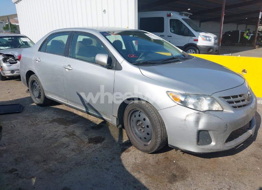 2013 Toyota Corolla LE (VIN 5YFBU4EE9DP081777) main photo