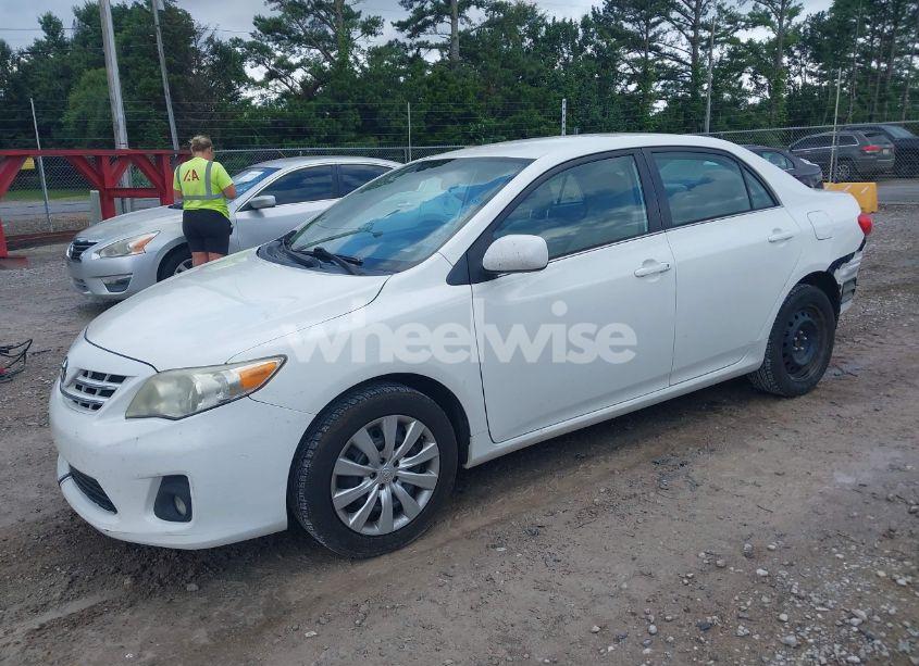 Photo 2 of 2013 Toyota Corolla LE (VIN 5YFBU4EE9DP112543)