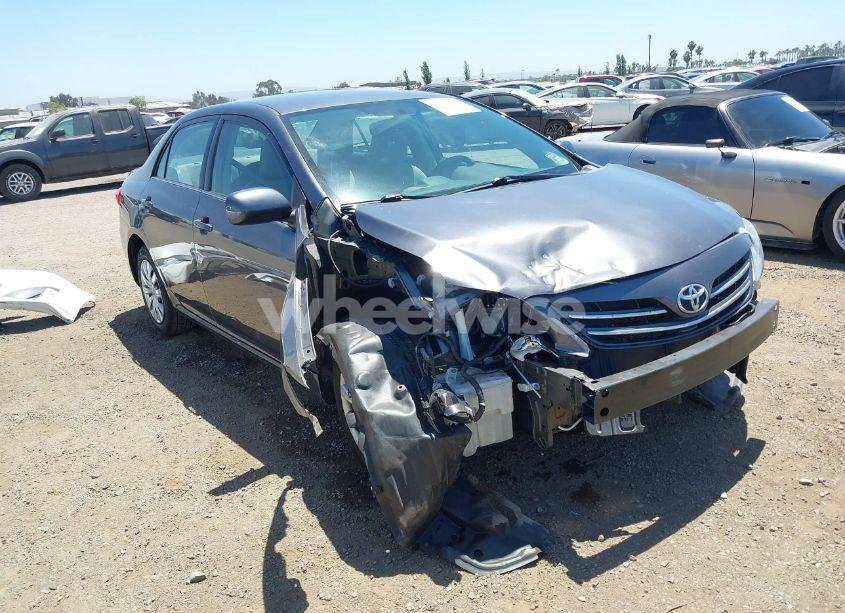 2013 Toyota Corolla LE (VIN 5YFBU4EE9DP141394) main photo