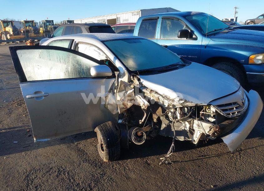 2013 Toyota Corolla LE (VIN 5YFBU4EE9DP146028) main photo