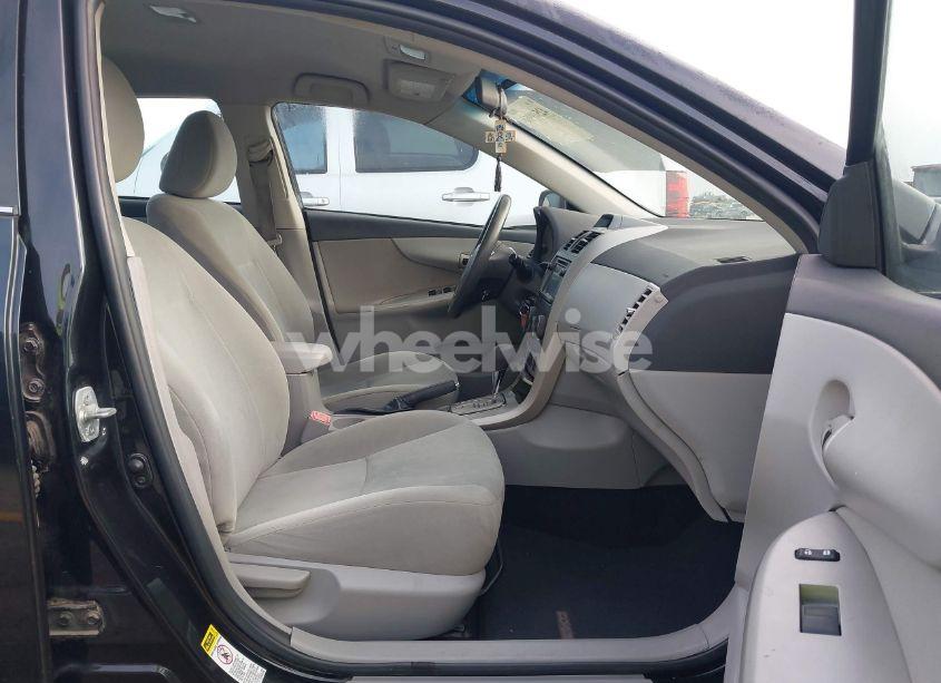 Photo 5 of 2013 Toyota Corolla LE (VIN 5YFBU4EE9DP148572)