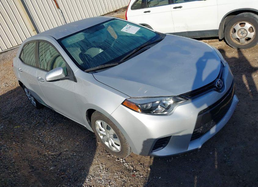 2015 Toyota Corolla LE (VIN 5YFBURHE0FP276582) main photo