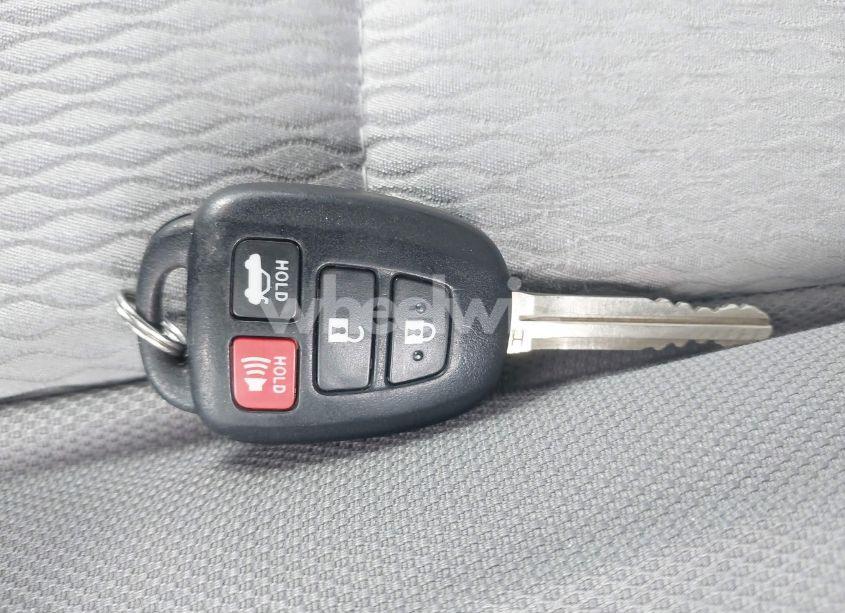 Photo 11 of 2016 Toyota Corolla LE (VIN 5YFBURHE0GP528865)