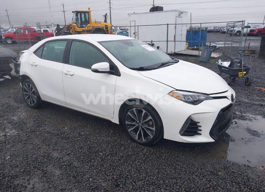 2017 Toyota Corolla SE (VIN 5YFBURHE0HP602402) main photo