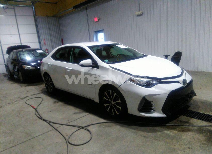 2017 Toyota Corolla SE (VIN 5YFBURHE0HP611195) main photo