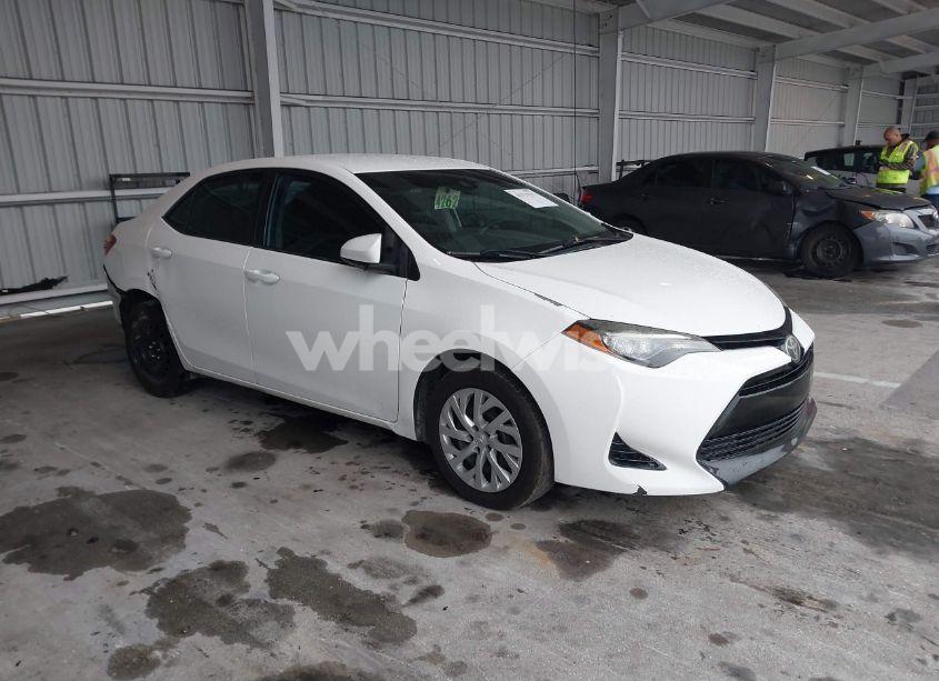 2017 Toyota Corolla LE (VIN 5YFBURHE0HP626294) main photo