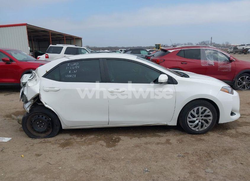 Photo 13 of 2017 Toyota Corolla LE (VIN 5YFBURHE0HP674460)