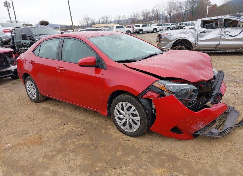 2018 Toyota Corolla LE (VIN 5YFBURHE0JP756629) main photo