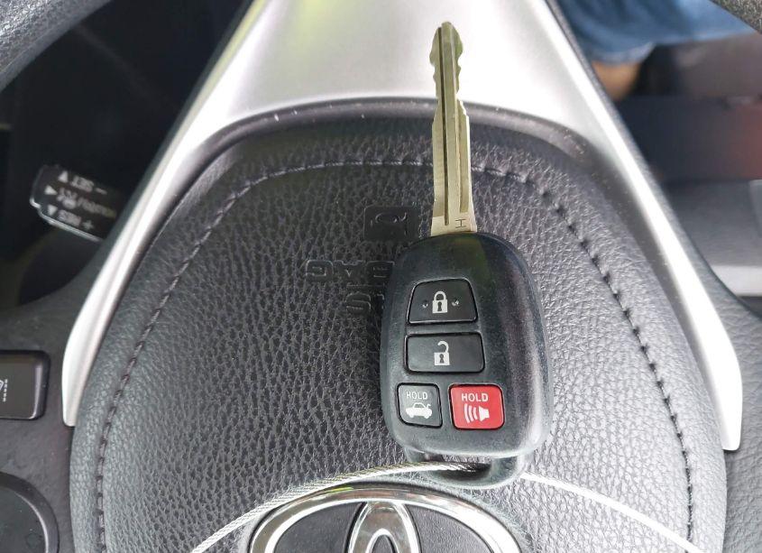 Photo 11 of 2018 Toyota Corolla LE (VIN 5YFBURHE0JP756629)