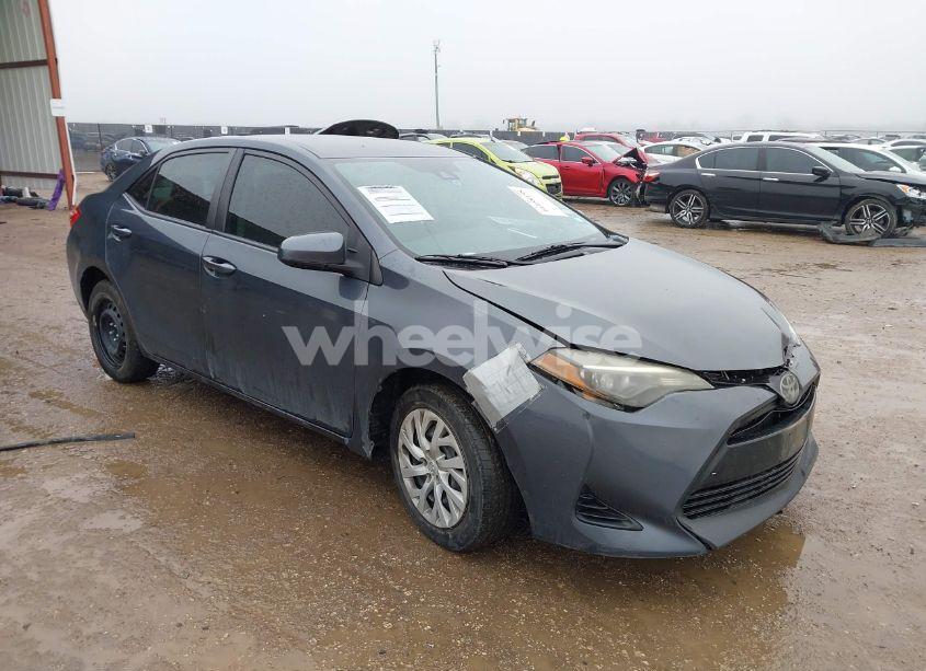 2018 Toyota Corolla LE (VIN 5YFBURHE0JP763113) main photo