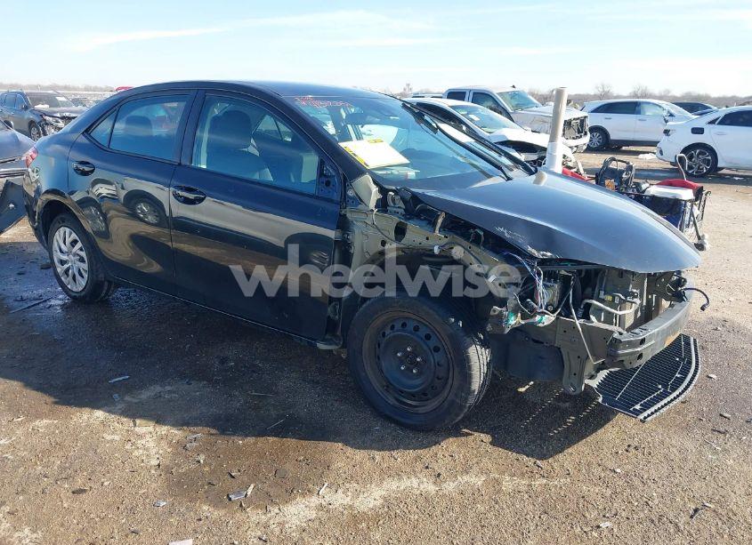 2018 Toyota Corolla LE (VIN 5YFBURHE0JP768330) main photo