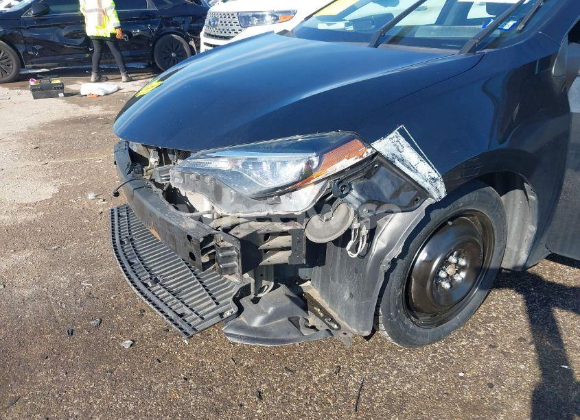 Photo 6 of 2018 Toyota Corolla LE (VIN 5YFBURHE0JP768330)