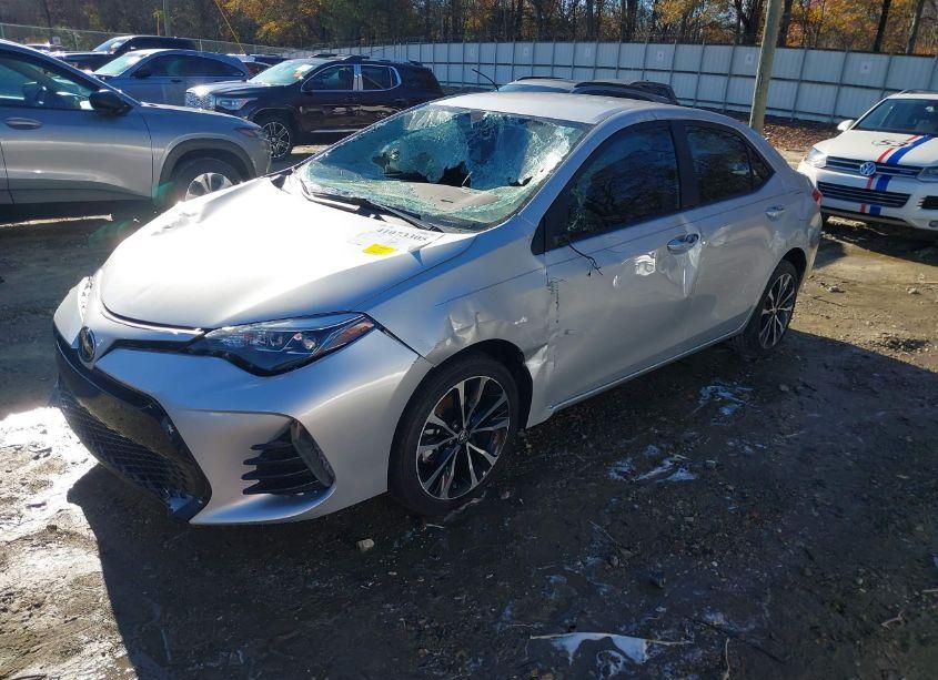 Photo 2 of 2018 Toyota Corolla SE (VIN 5YFBURHE0JP778856)