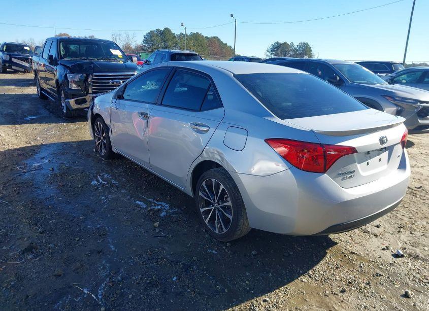 Photo 3 of 2018 Toyota Corolla SE (VIN 5YFBURHE0JP778856)
