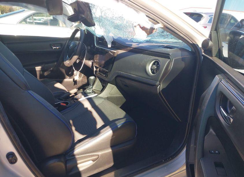 Photo 5 of 2018 Toyota Corolla SE (VIN 5YFBURHE0JP778856)