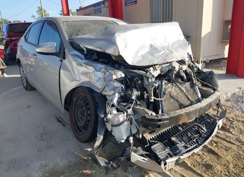 2018 Toyota Corolla LE (VIN 5YFBURHE0JP787248) main photo