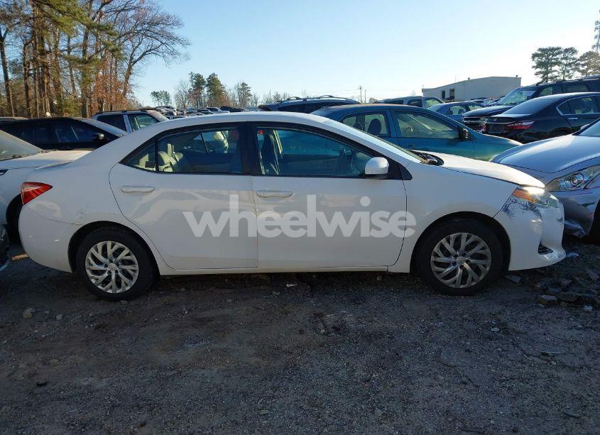Photo 13 of 2018 Toyota Corolla LE (VIN 5YFBURHE0JP792031)