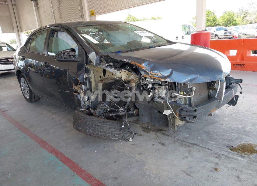 2018 Toyota Corolla LE (VIN 5YFBURHE0JP802699) main photo