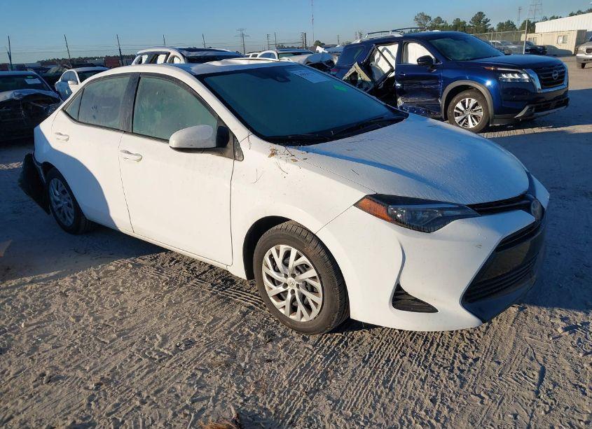 2018 Toyota Corolla LE (VIN 5YFBURHE0JP807336) main photo