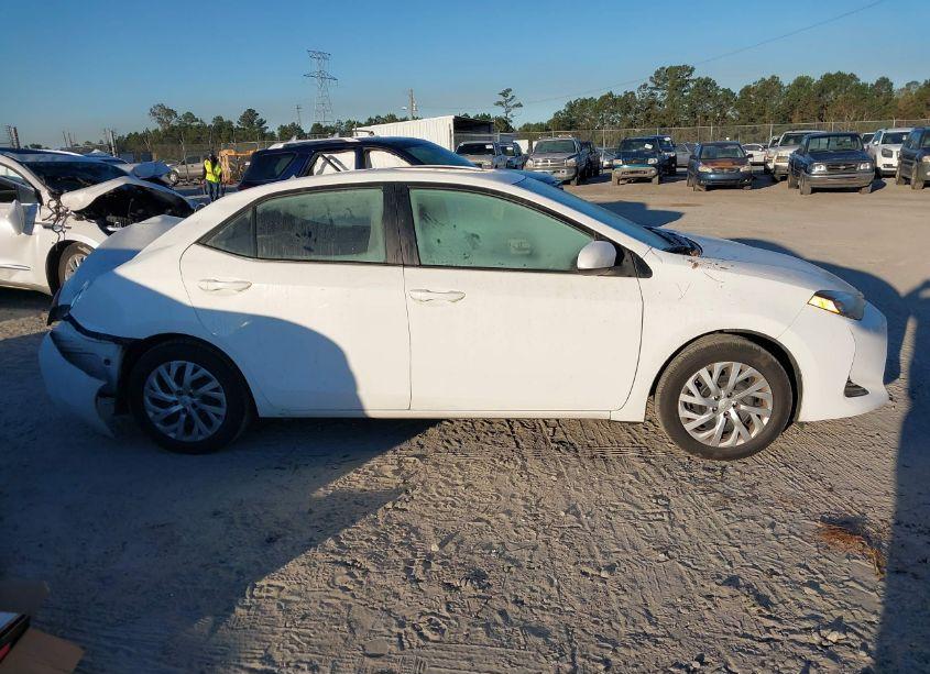 Photo 13 of 2018 Toyota Corolla LE (VIN 5YFBURHE0JP807336)