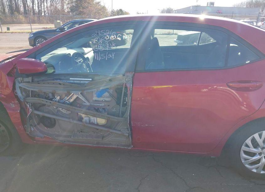 Photo 15 of 2018 Toyota Corolla LE (VIN 5YFBURHE0JP819213)