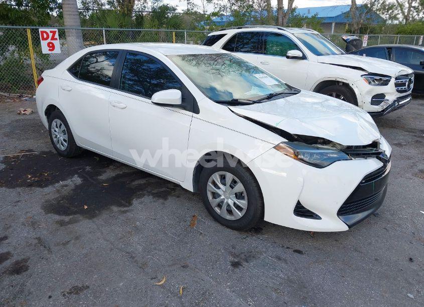 2018 Toyota Corolla L (VIN 5YFBURHE0JP819339) main photo