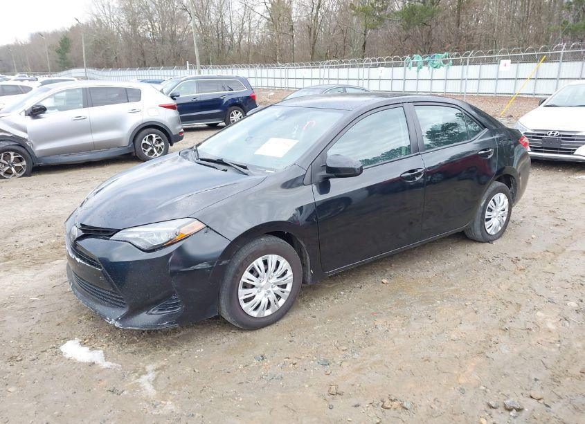 Photo 2 of 2018 Toyota Corolla (VIN 5YFBURHE0JP826694)