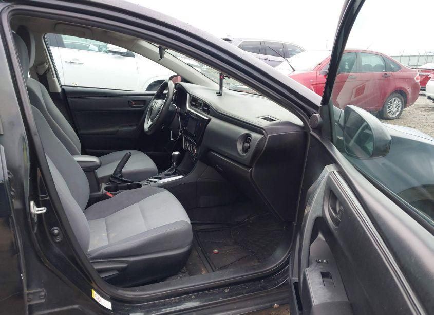 Photo 5 of 2018 Toyota Corolla (VIN 5YFBURHE0JP826694)