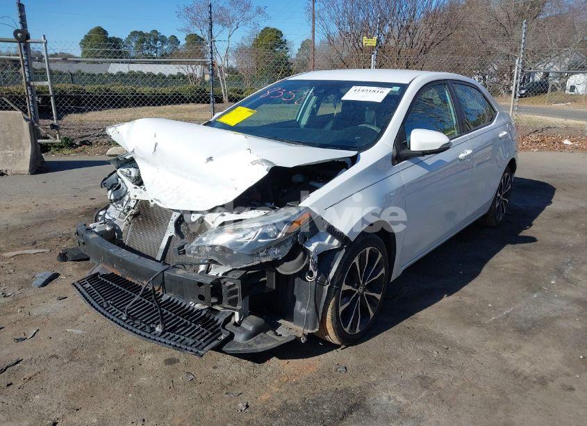 Photo 2 of 2018 Toyota Corolla SE (VIN 5YFBURHE0JP829482)