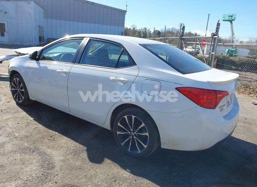 Photo 3 of 2018 Toyota Corolla SE (VIN 5YFBURHE0JP829482)