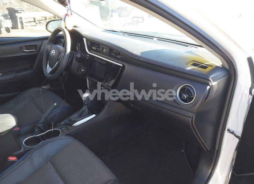 Photo 5 of 2018 Toyota Corolla SE (VIN 5YFBURHE0JP829482)