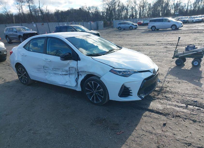 2018 Toyota Corolla SE (VIN 5YFBURHE0JP830504) main photo