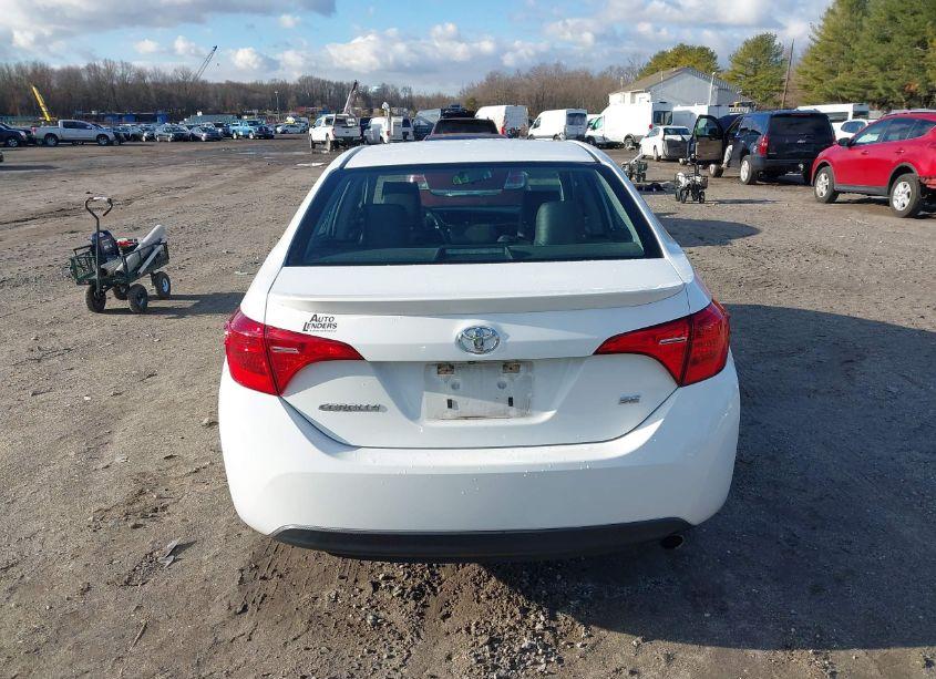 Photo 16 of 2018 Toyota Corolla SE (VIN 5YFBURHE0JP830504)