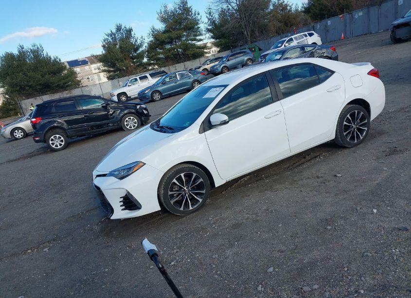 Photo 2 of 2018 Toyota Corolla SE (VIN 5YFBURHE0JP830504)