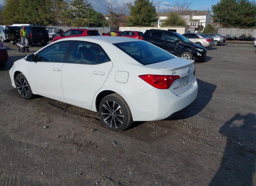 Photo 3 of 2018 Toyota Corolla SE (VIN 5YFBURHE0JP830504)