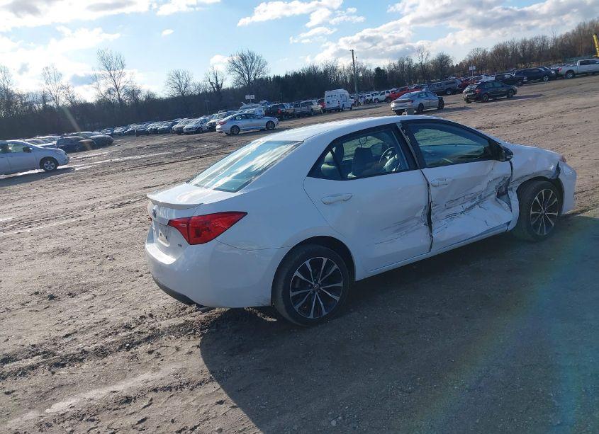 Photo 4 of 2018 Toyota Corolla SE (VIN 5YFBURHE0JP830504)