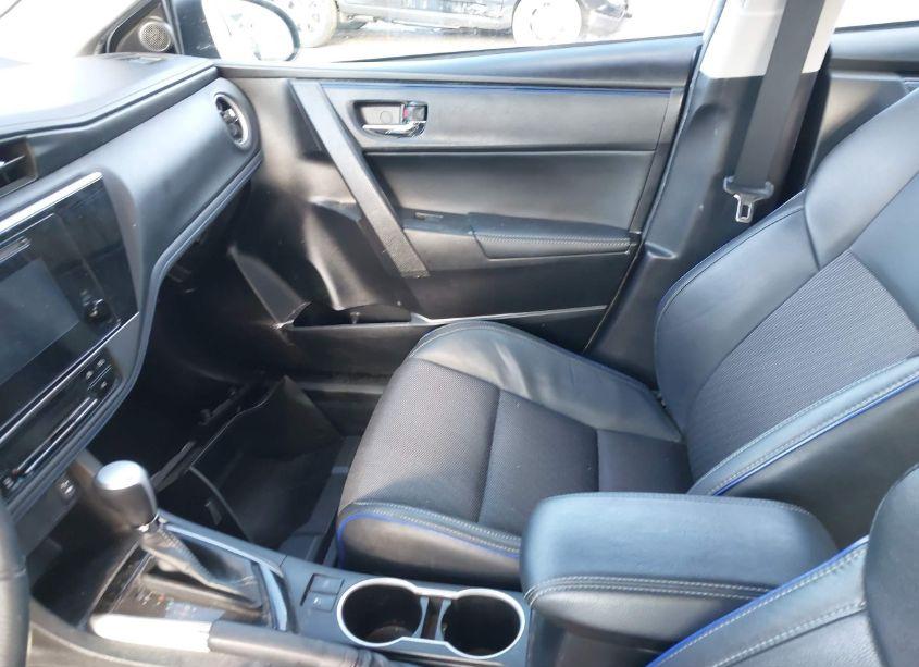 Photo 5 of 2018 Toyota Corolla SE (VIN 5YFBURHE0JP830504)