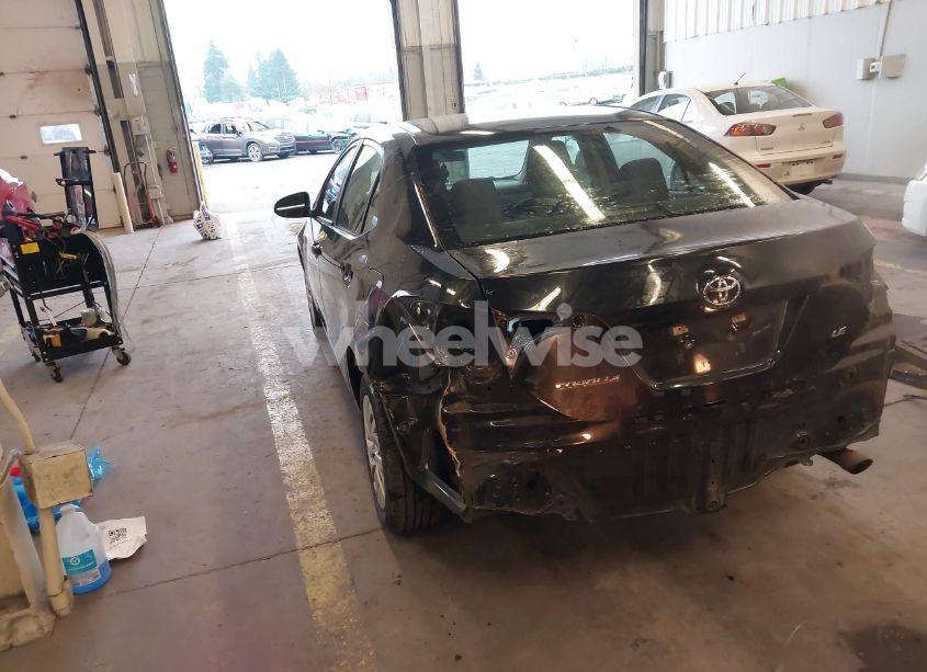 Photo 3 of 2018 Toyota Corolla LE (VIN 5YFBURHE0JP830874)