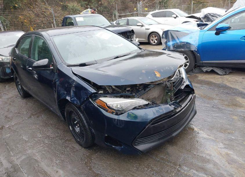 2018 Toyota Corolla LE (VIN 5YFBURHE0JP852230) main photo