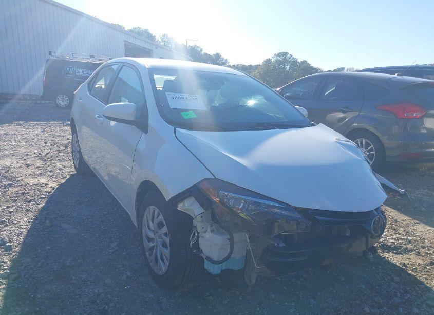 2018 Toyota Corolla LE (VIN 5YFBURHE0JP853426) main photo